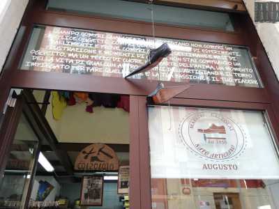 �Quando compri qualcosa da un artigiano � spiega citando la scritta presente sull�insegna  � �non acquisti un semplice oggetto, ma centinaia di ore di esperimenti, fallimenti e prove�...